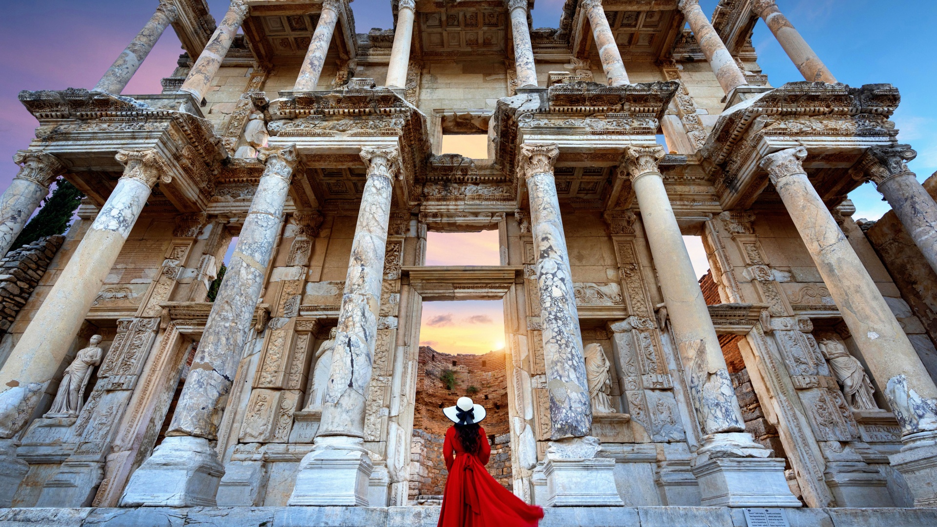 Kusadasi_Ephesus_Lady_Red_Dress_TGR