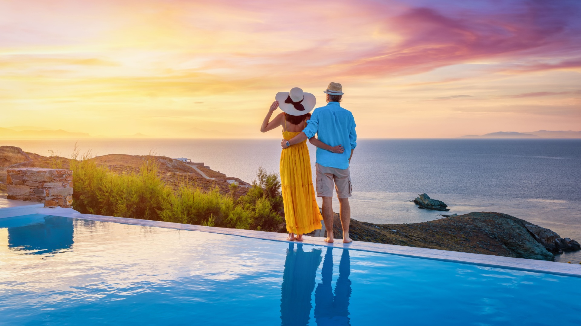 Santorini_Couple_Pool_Sunset_View - TourGreece